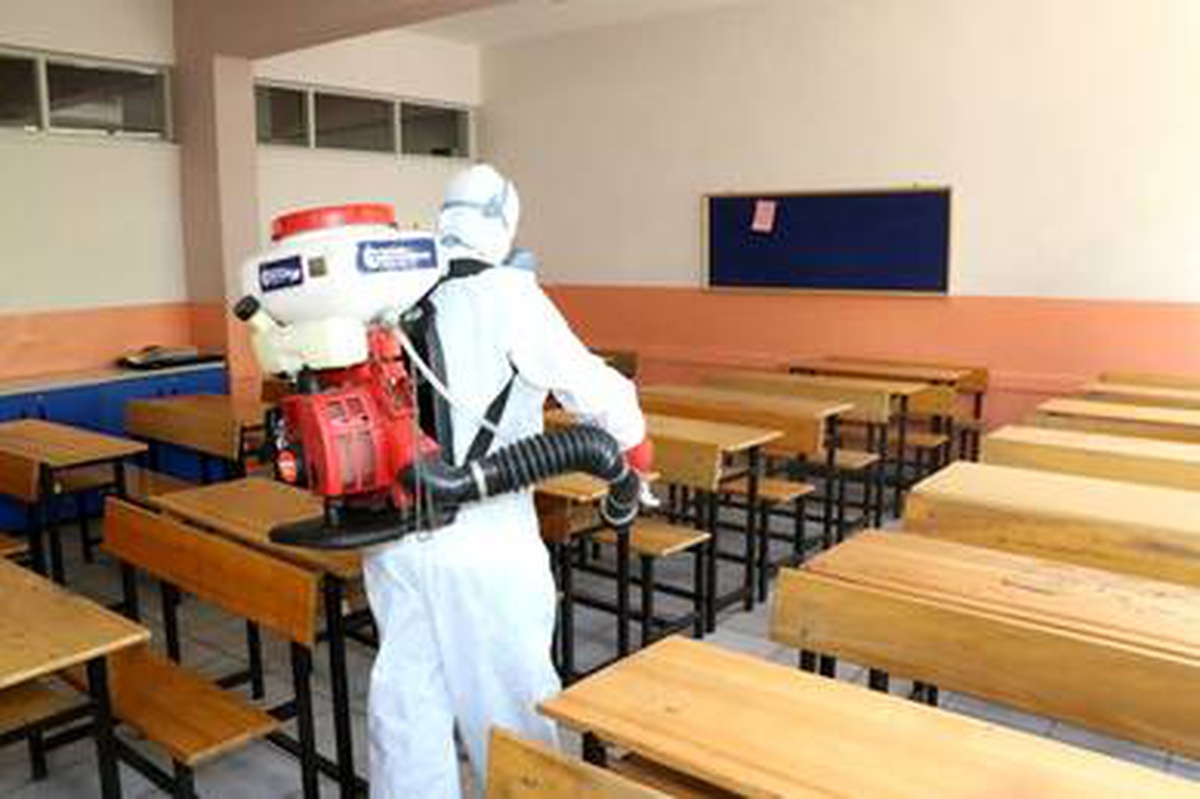 Sınavlara ev sahipliği yapacak okullar dezenfekte ediliyor