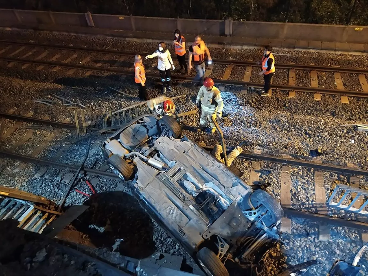 Şirinevler\'de otomobil metro raylarına uçtu: 1 yaralı