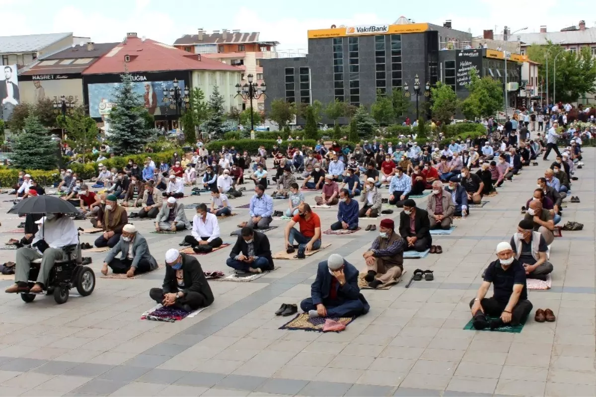 Yakutiye Kent Meydanı\'nda Cuma namazı yoğunluğu