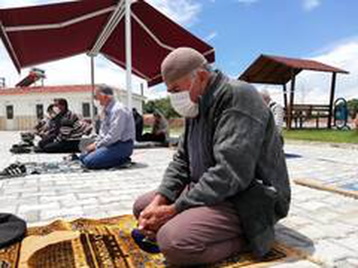 Yaşlı vatandaşların Cuma namazı mutluluğu