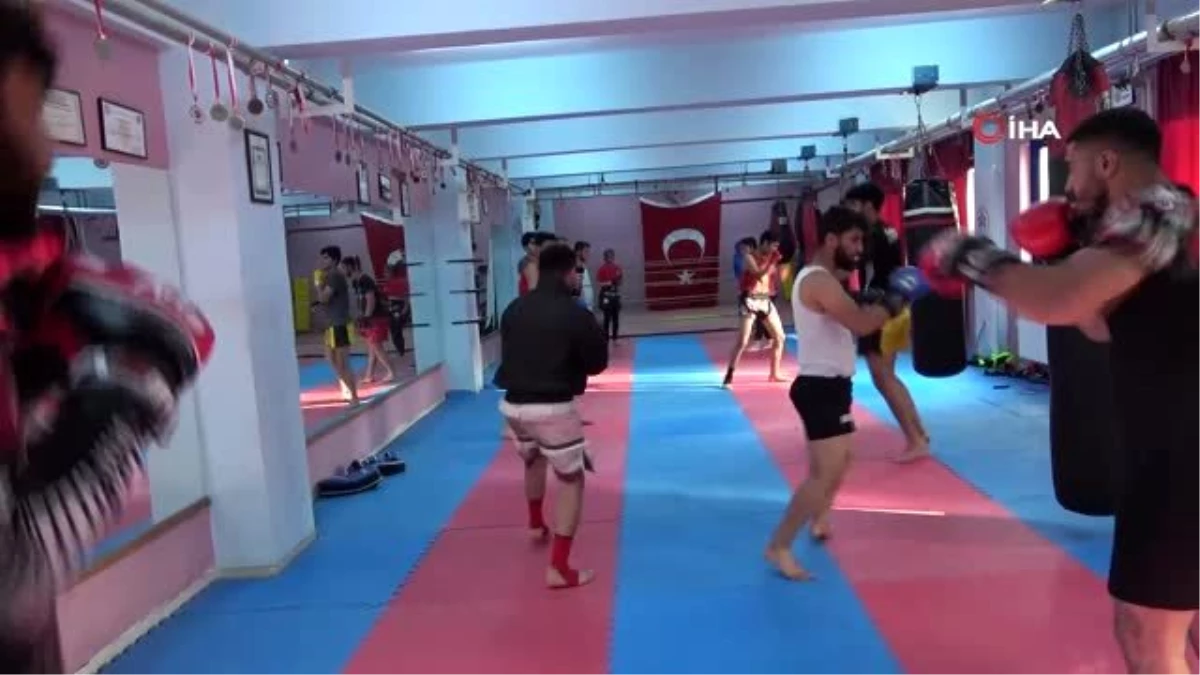 Bitlis\'teki Muay Thai ve Kick Boks sporcuları sosyal mesafeyi koruyarak maçlara hazırlanıyor