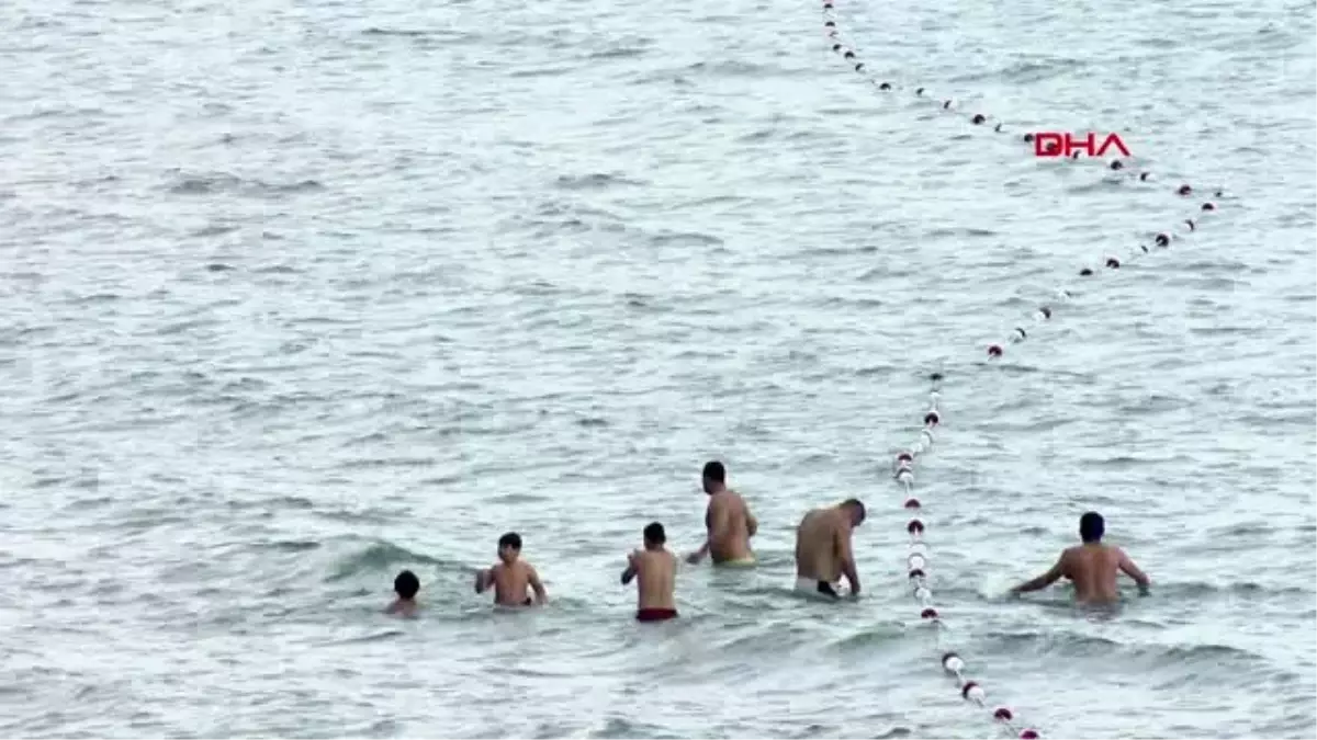 DENİZE GİRMEK İÇİN SARIYER KISIRKAYA PLAJINA GELDİLER