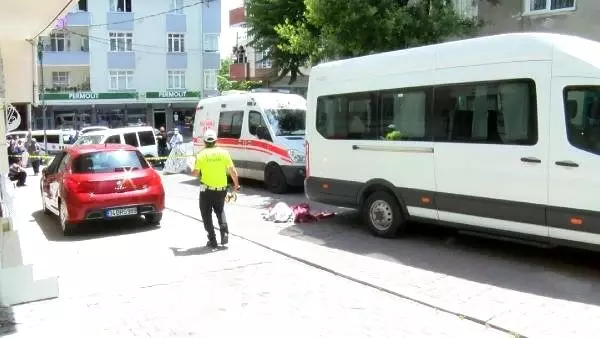 Servis minibüsünün altında kalan 3 yaşındaki çocuk, feci şekilde can verdi