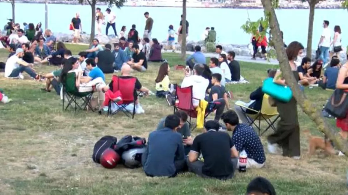 Kadıköy\'de Moda ve Caddebostan sahilleri bu hafta sonu da tıklım tıklımdı