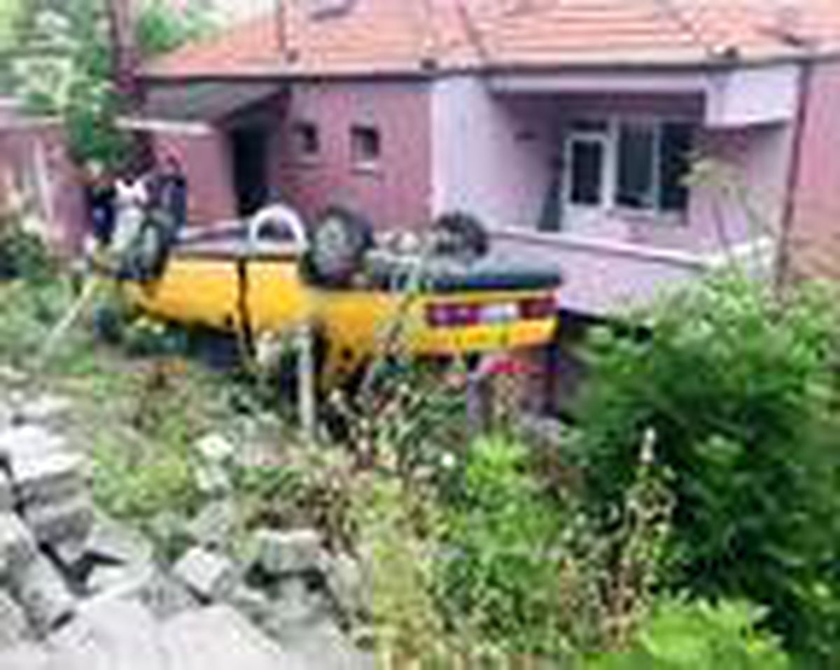 Otomobil evin bahçesinde ters dönüp asılı kaldı: 2 yaralı