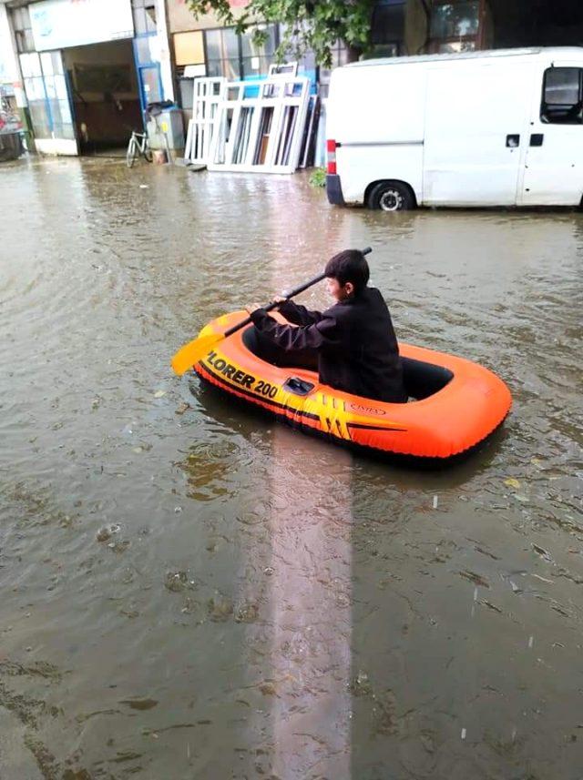 Sağanak yağmuru fırsat bilen baba, çocuğunu eğlendirdi