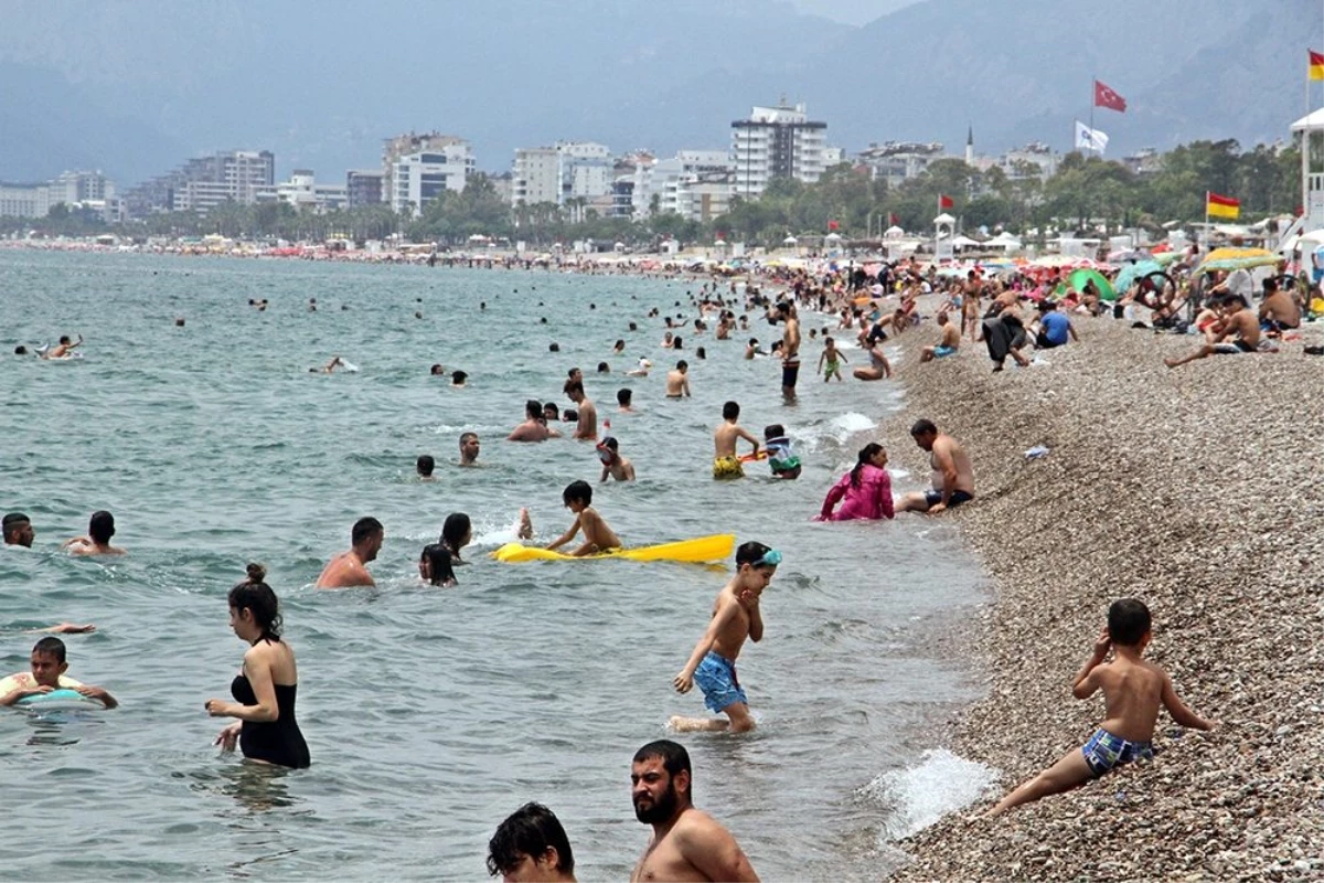 Antalya sahillerinde pazar günü yoğunluğu