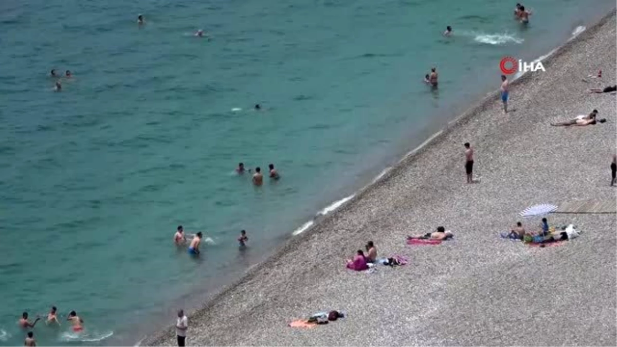 Antalya sahillerinde pazar günü yoğunluğu
