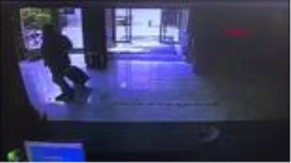 BEŞİKTAŞ\'TA GÜNEY AFRİKALI DOLANDIRICININ SUÇÜSTÜ YAKALANMA ANI KAMERADA