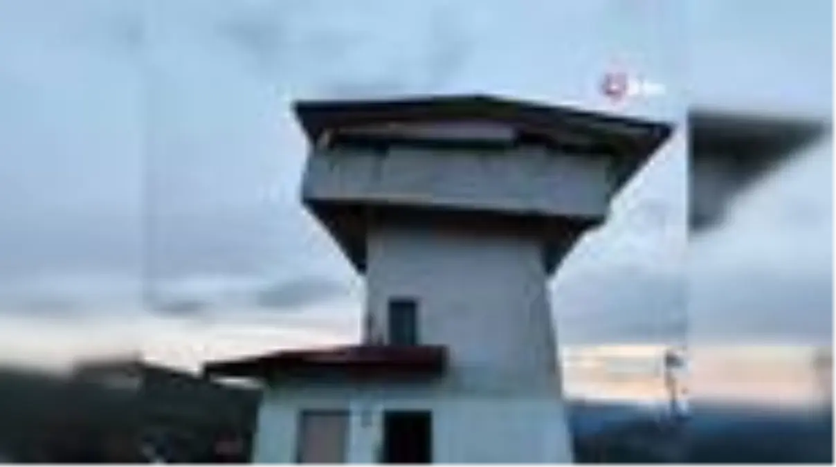 Bingöl\'ün Karlıova ilçesine bağlı Kaynarpınar Köyü\'nde depremde çöken güvenlik kulesinde 1 korucu...