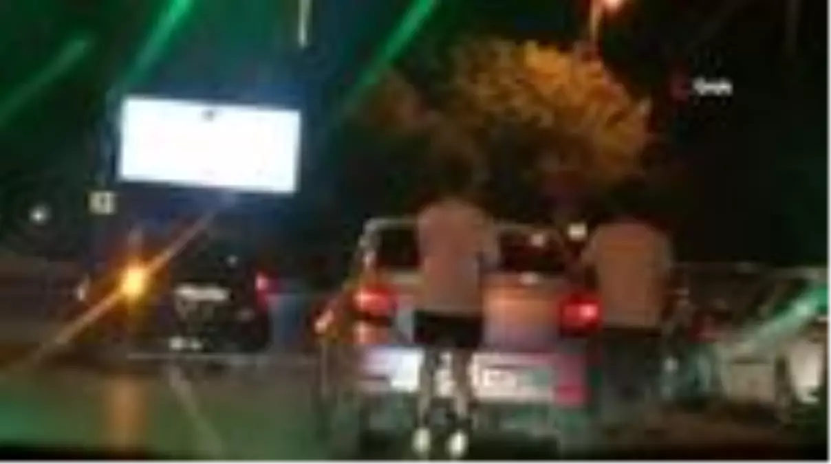 Caddebostan Sahili\'nde patenli gençlerin tehlikeli yolculuğu kamerada