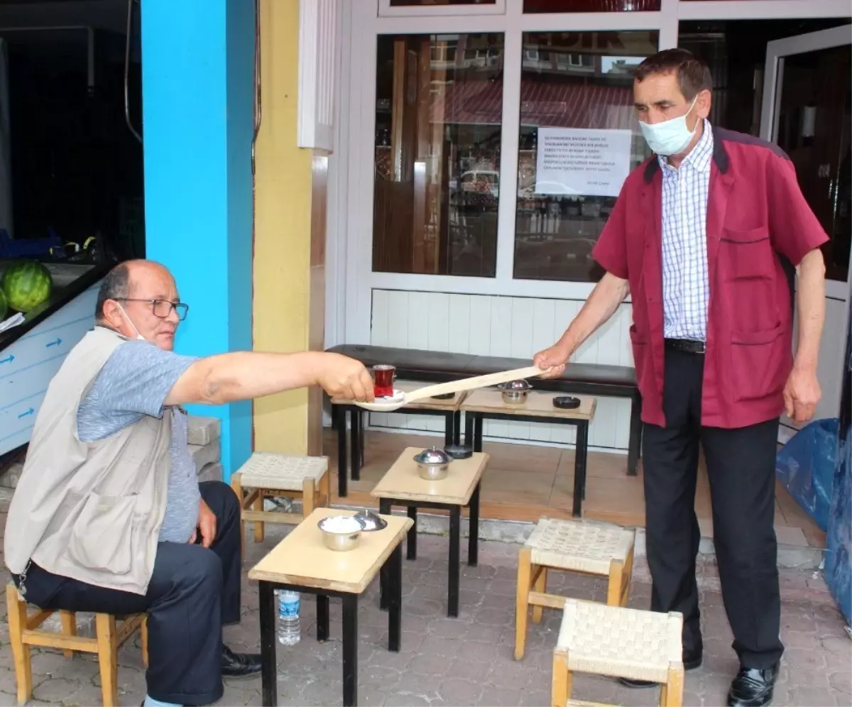 Çay Ocağında korona virüse karşı sıra dışı önlem