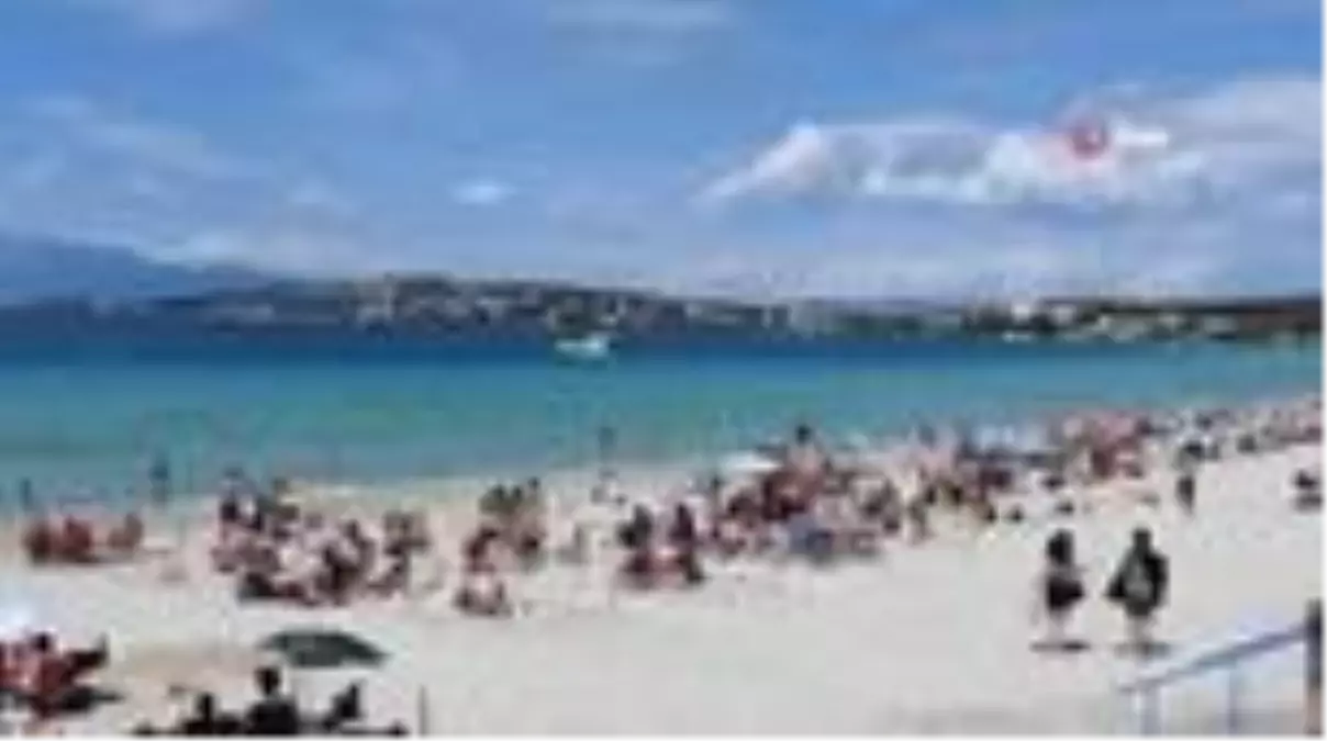 Çeşme plajlarında sosyal mesafeli tatil