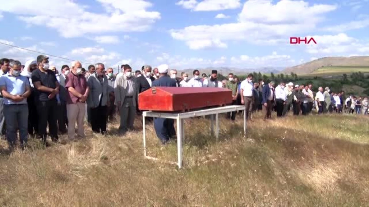 ELAZIĞ Malatya\'daki tren kazasında ölen makinist Kaya, toprağa verildi