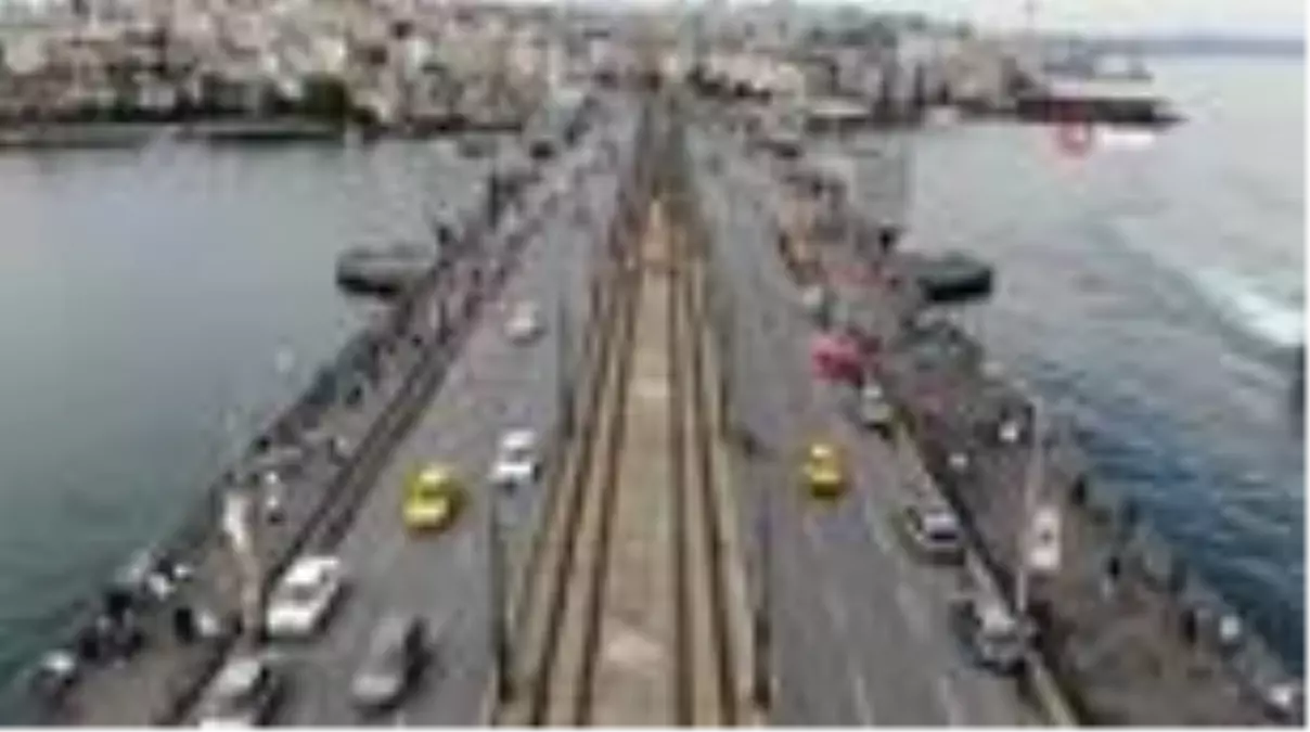 Eminönü\'nde tehlikeli kalabalık