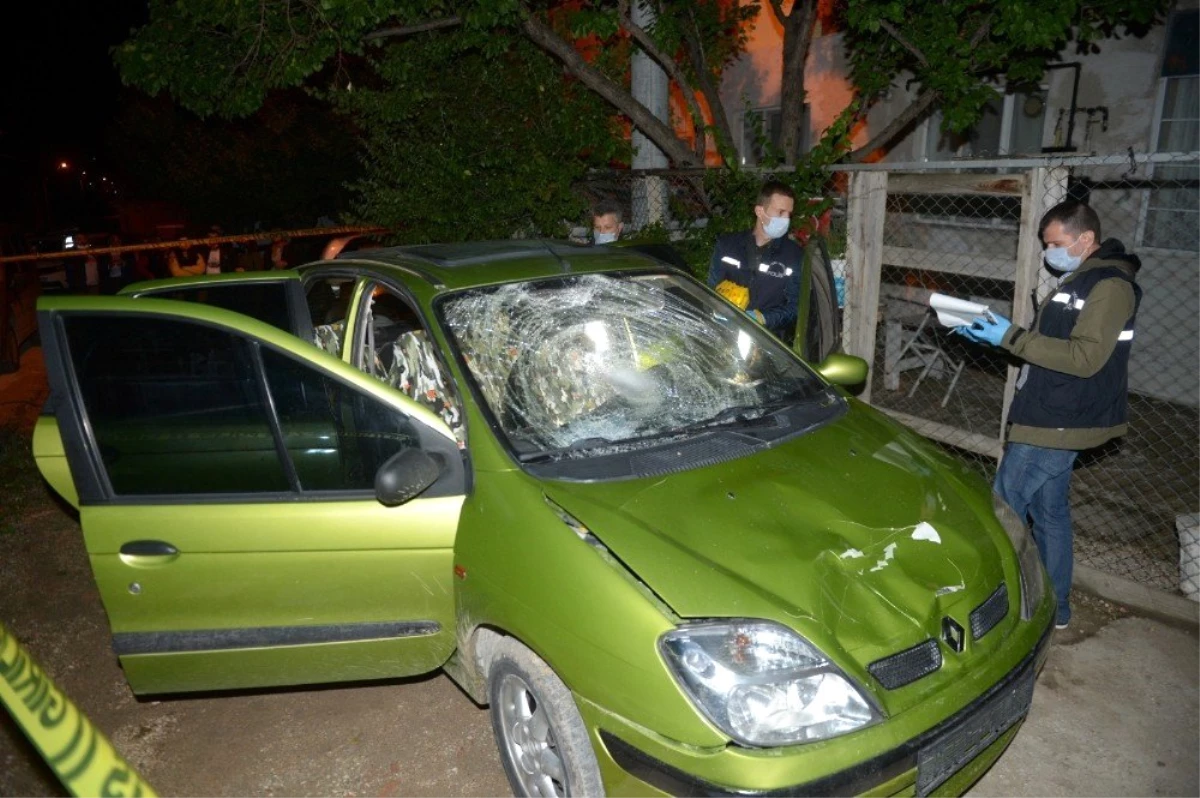 Eskişehir\'de yayalara çarpan sürücü aracıyla kaçtı: 4 yaralı