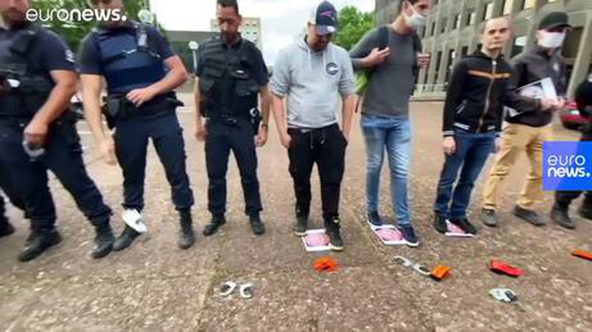 Fransız polisler, Paris\'in Champs-Elysees meydanında İçişleri Bakanı Castaner\'i protesto etti