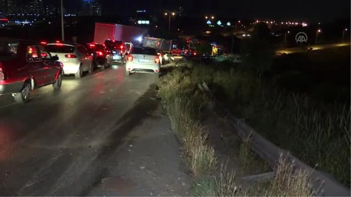 Son dakika... İstanbul\'da devrilen çöp kamyonunun sürücüsü yaralandı