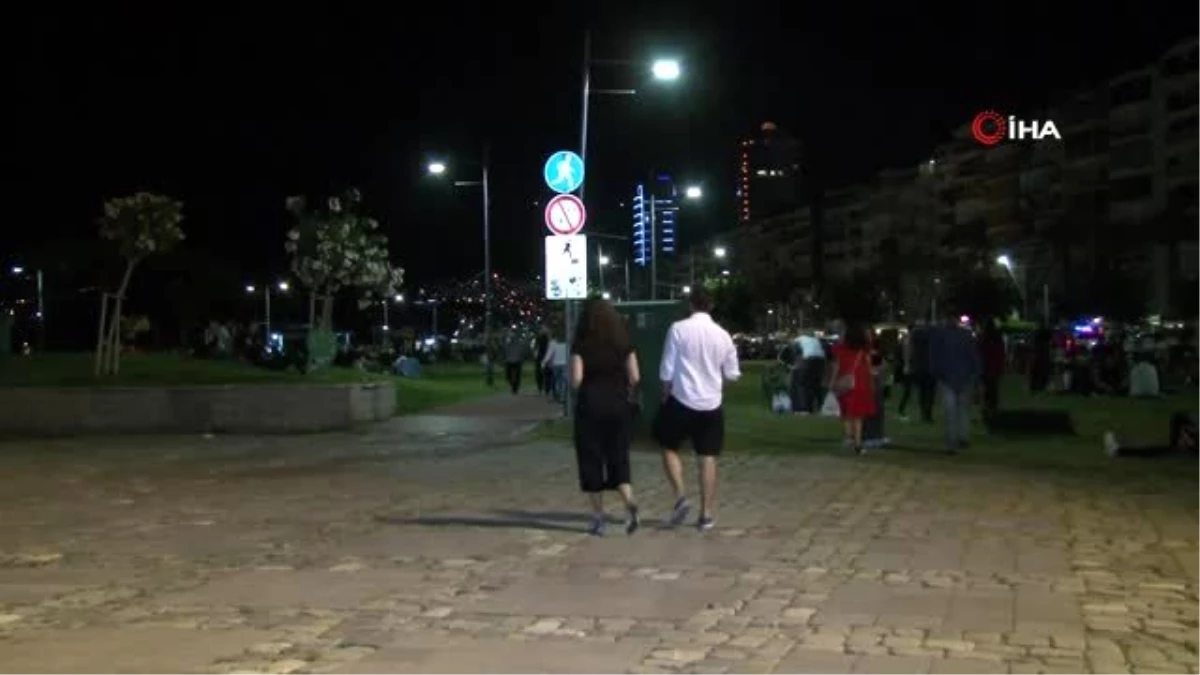 İzmir Kordon\'da yoğunluk devam ediyor