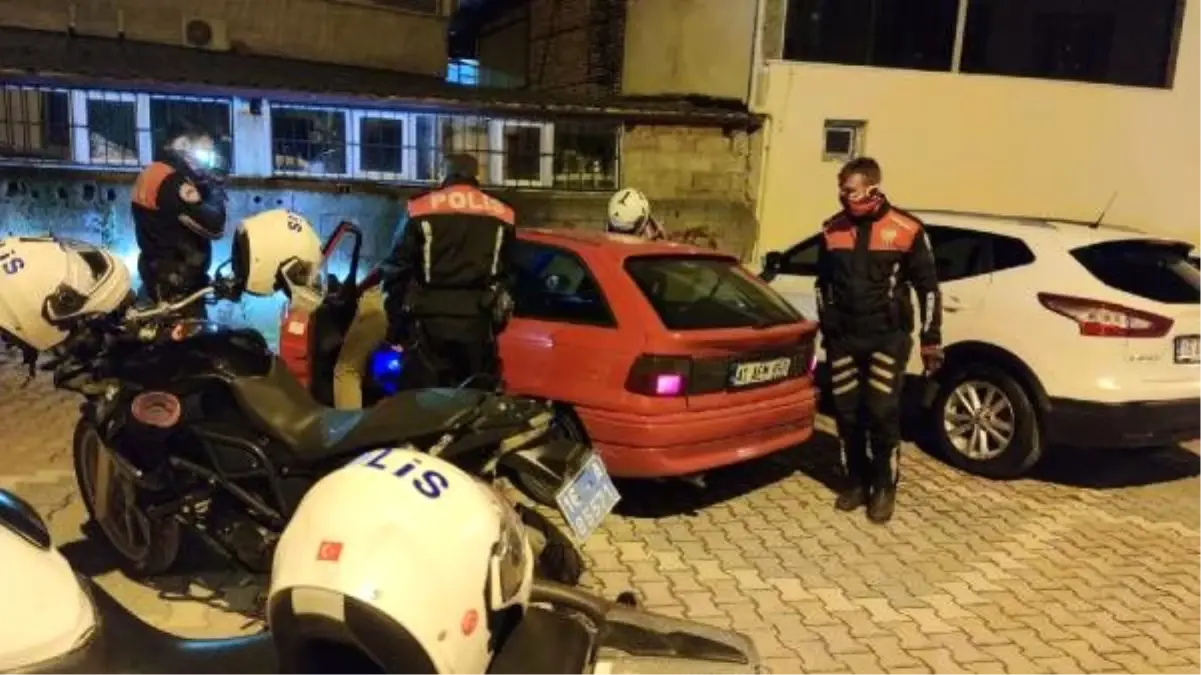 Polisin \'dur\' ihtarına uymadı, otomobille 3 araca çarpıp kaçtı