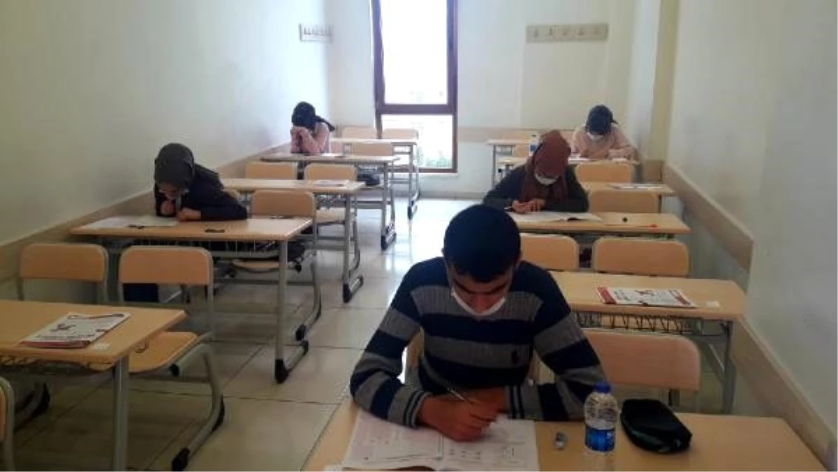 Üniversite sınavına hazırlanan öğrenciler \'Temel Yeterlilik Testi\' sınavına girdi
