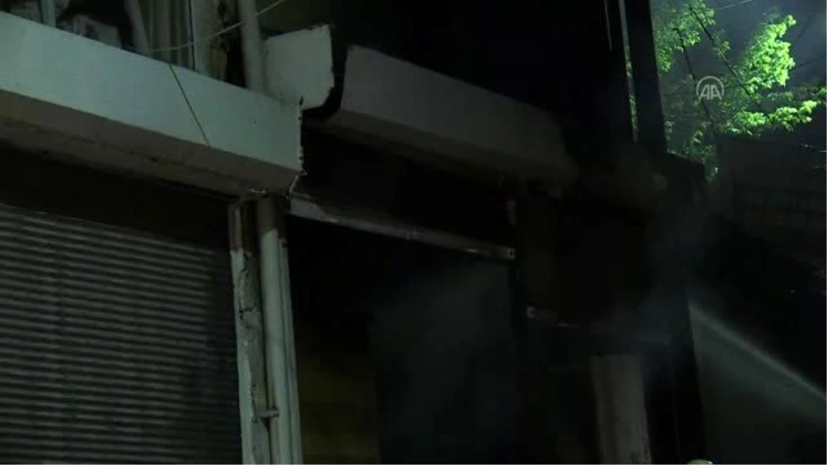 Son dakika haberleri... Ankara\'da ikinci el mobilya satılan iş yerinde çıkan yangın hasara neden oldu