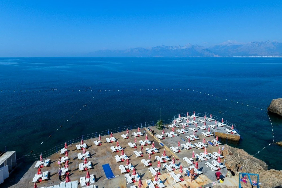 Antalya\'nın mavi bayraklı falez plajları pandemi kurallarıyla açıldı