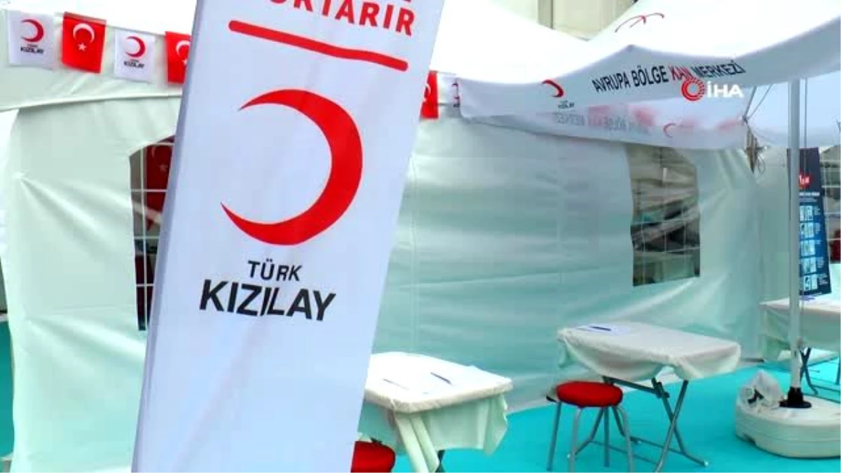 Bayram Şenocak Türk Kızılay\'ına kan bağışında bulundu