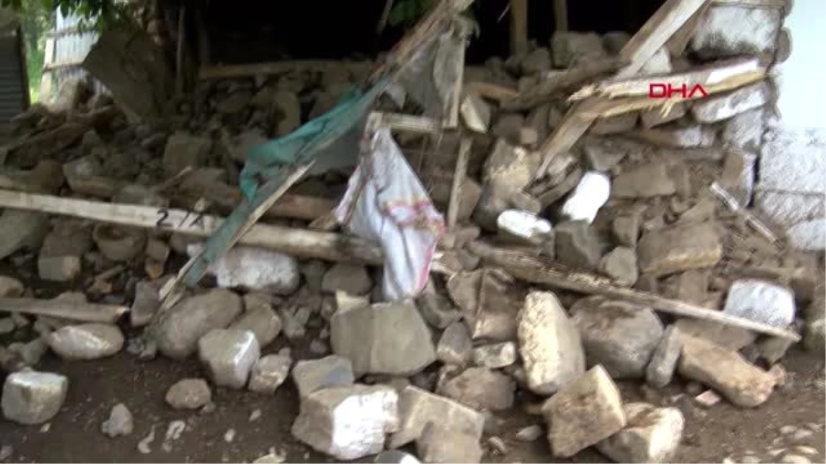 BİNGÖL Karlıova\'da, 5.6 büyüklüğündeki depremde köylerideki evlerin duvarları çatladı