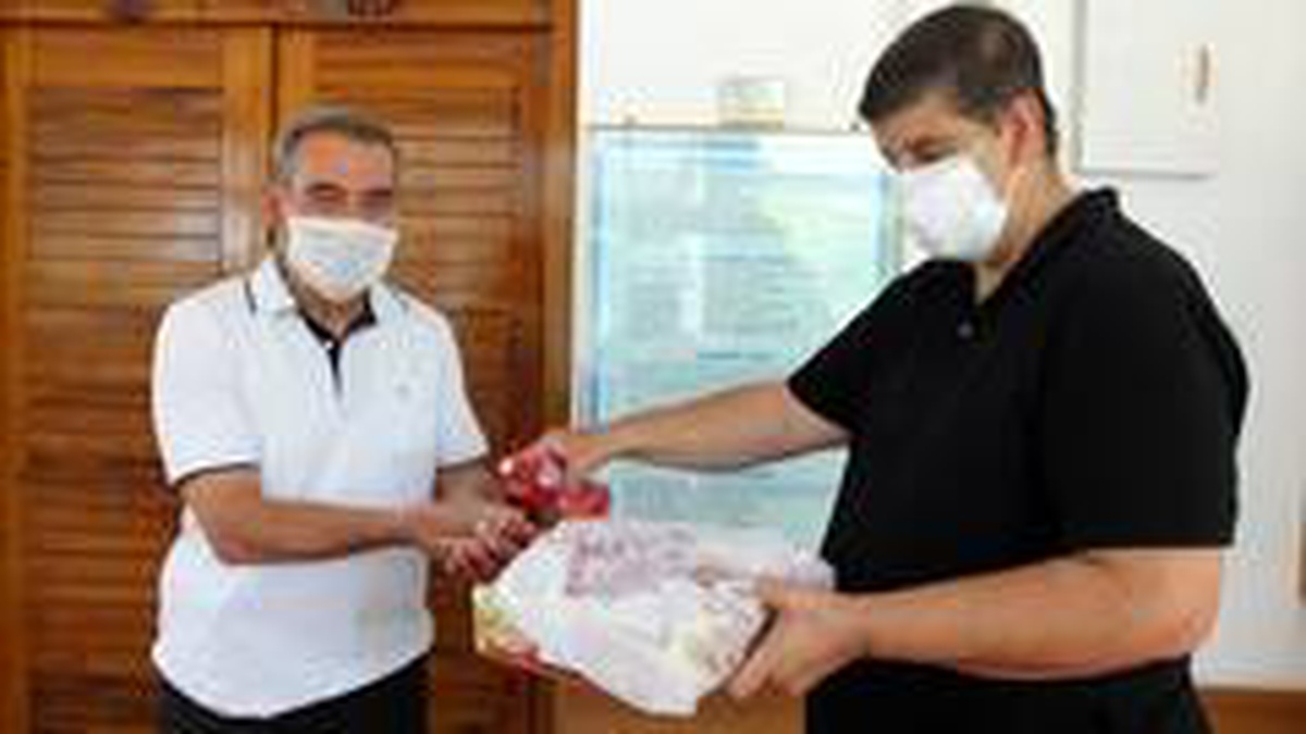 Burhaniye\'de cami cemaatine lokum ve gül suyu ikramı