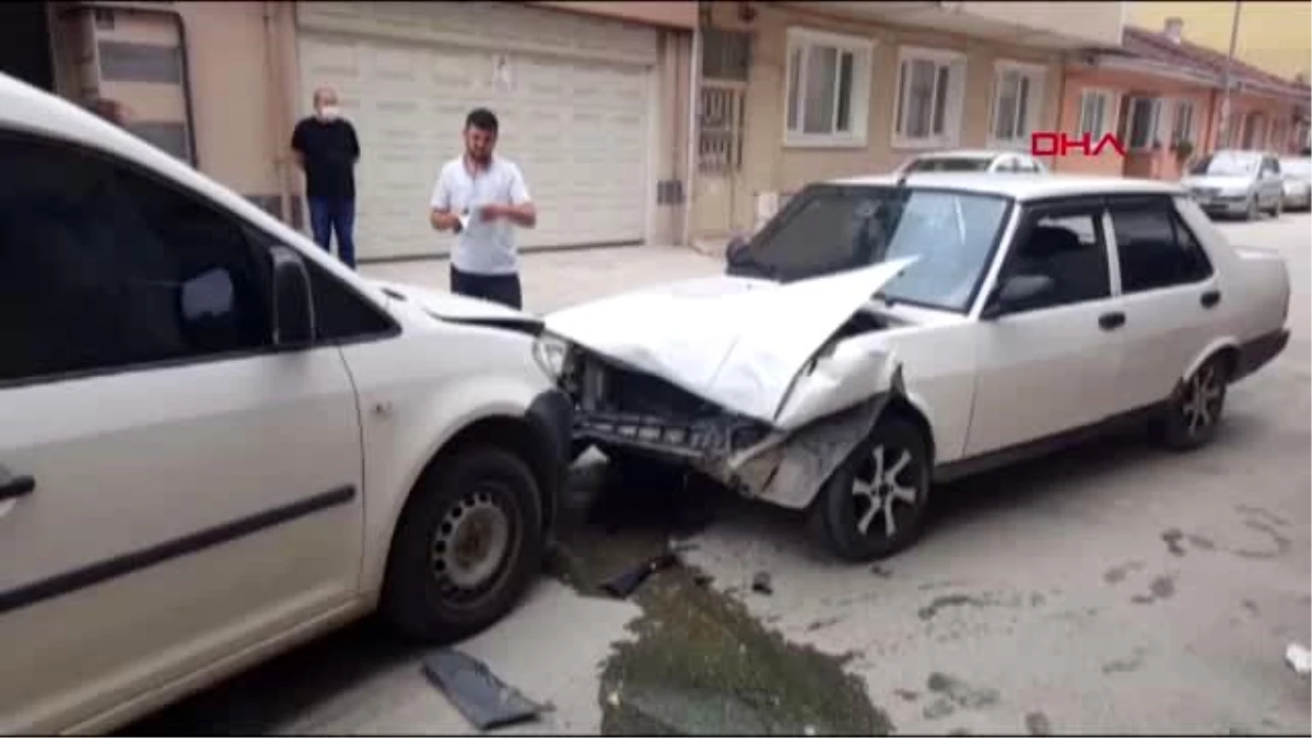 Bursa\'da, otomobil ile hafif ticari araç çarpıştı: 2 yaralı