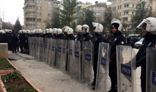 Demokrasi yürüyüşünde ortalık karıştı, HDP'li vekil TOMA'nın önüne yattı