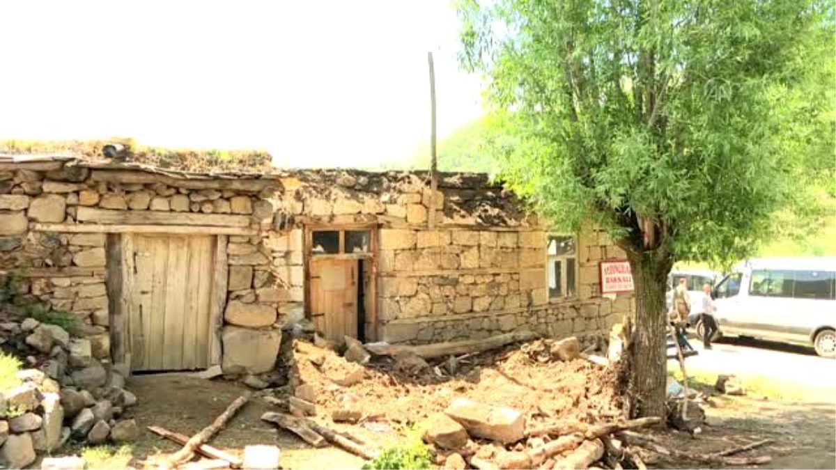 Depremin ardından Elmalı Köyü\'nde yaralar sarılmaya başlandı