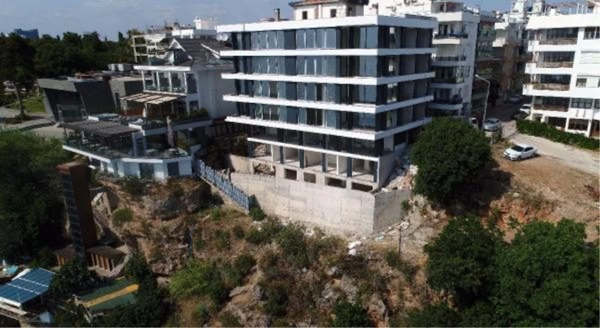Falezlere sıfır bina inşaatı, yıkım kararına rağmen sürüyor