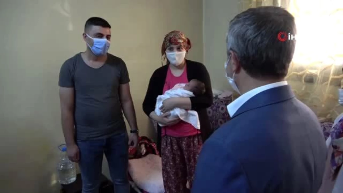 Son dakika haber: Gaziantep\'te 8 yıl sonra bebek sahibi olan aileye Başkan Mehmet Tahmazoğlun\'dan ziyaret