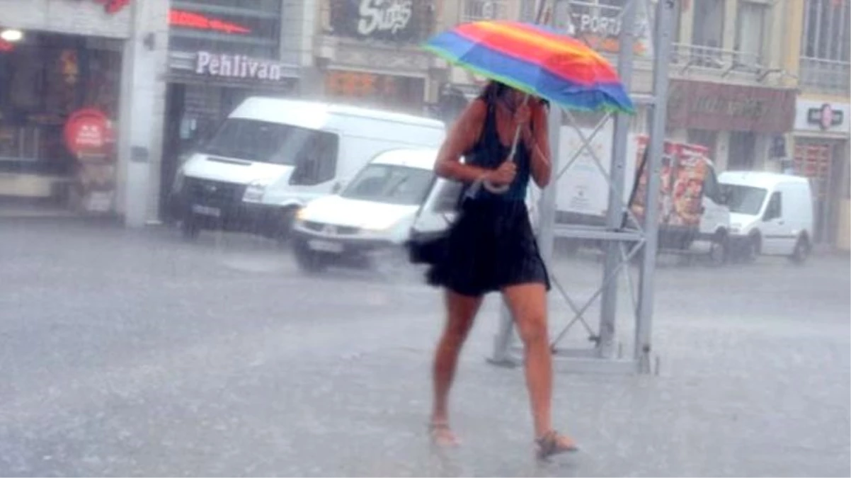 İstanbullular dikkat! Önümüzdeki üç saat boyunca gök gürültülü sağanak yağış geliyor