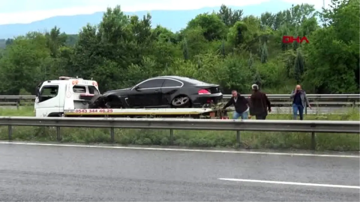 SAKARYA Otomobil orta refüje girdi: 3 yaralı