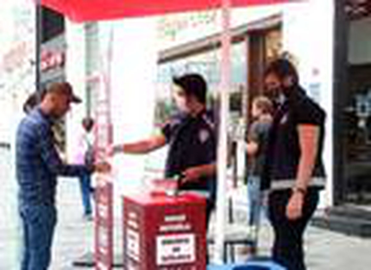 Taksim\'de uyarılara rağmen vatandaş maske takmıyor