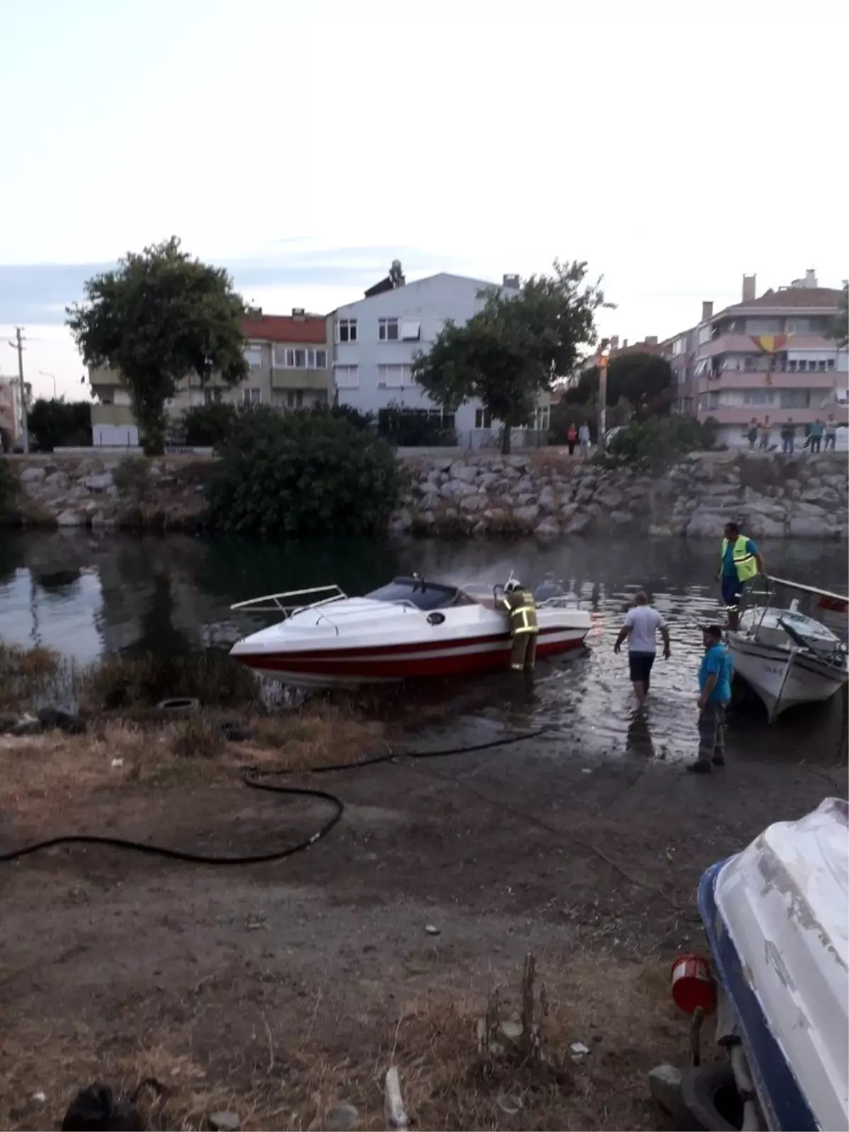 Son dakika... Teknede yangın paniği