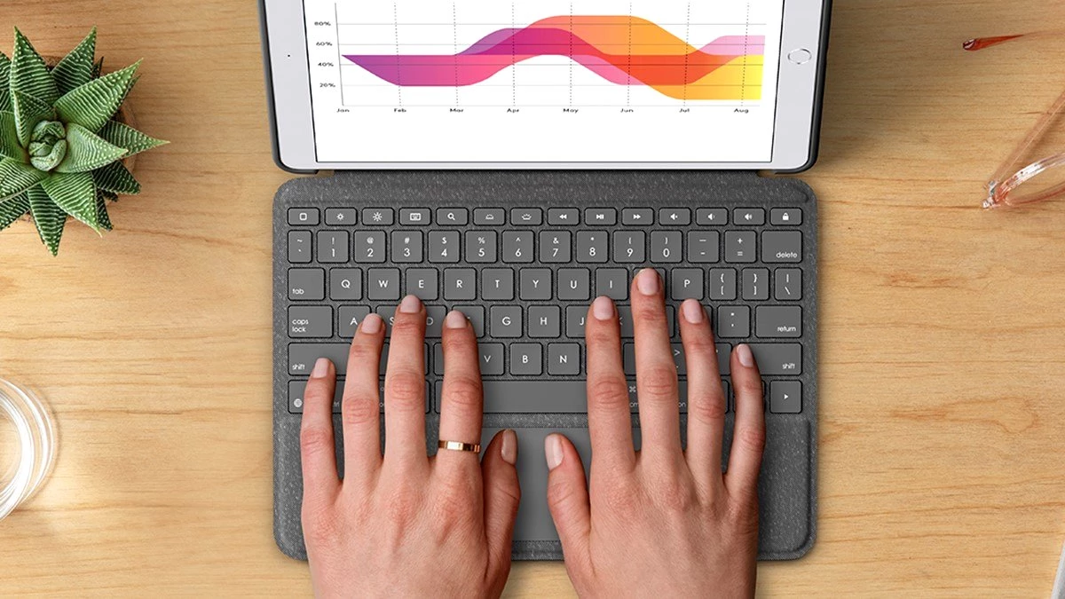 Uygun Fiyatlı Smart Keyboard Rakibi: İşte Logitech Combo Touch