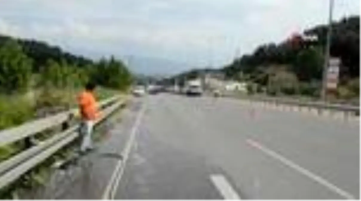 Son dakika haberi! Yanmak üzereyken çarptığı aracın sürücüsü kurtardı