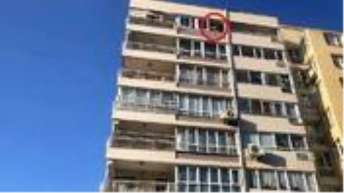 Alkollü vatandaş, 9. kattaki evinin penceresinden kendini aşağıya bıraktı