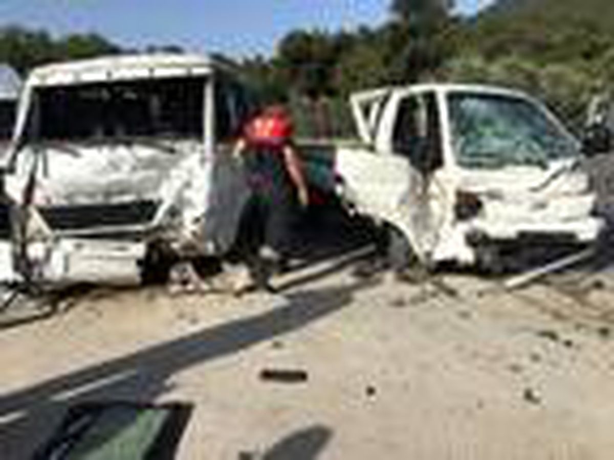 Bodrum\'da minibüs ile kamyonet kafa kafaya çarpıştı: 1\'ağır 8 yaralı