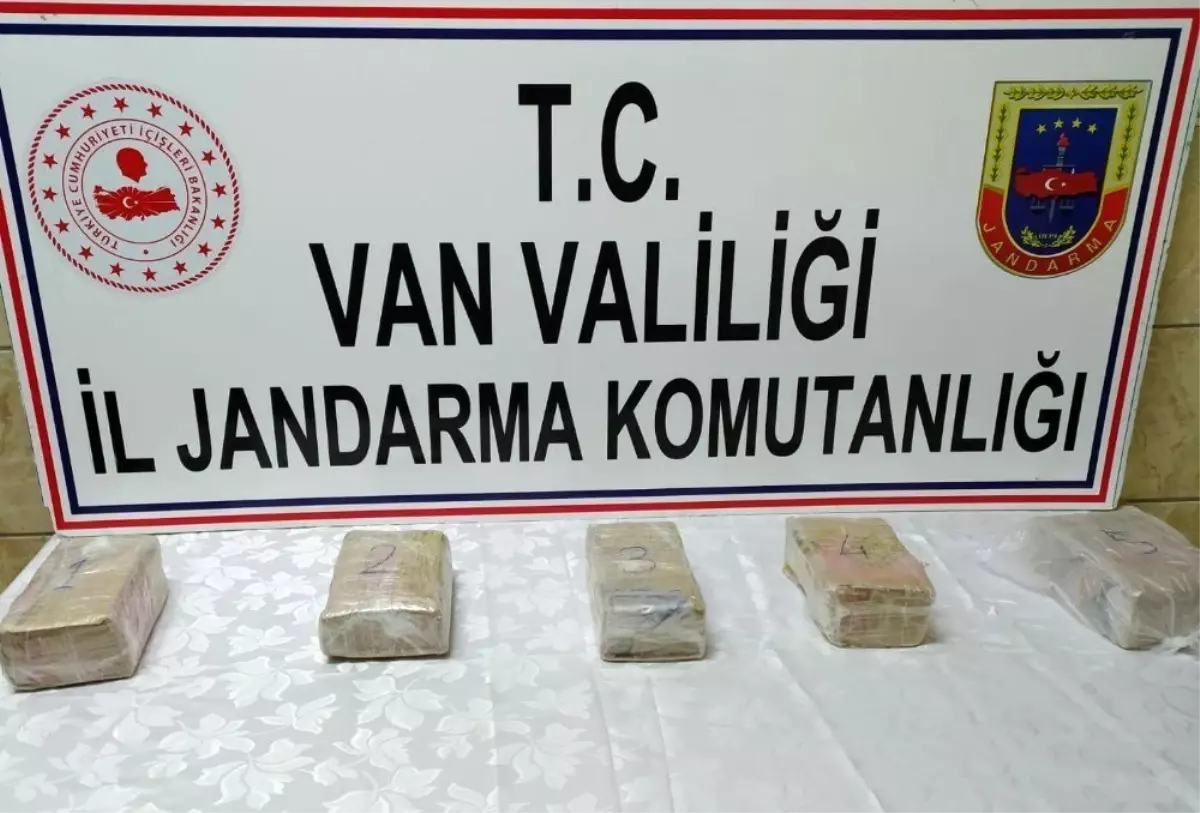 Gürpınar\'da taşların arasında 3 kilo metamfetamin ele geçirildi