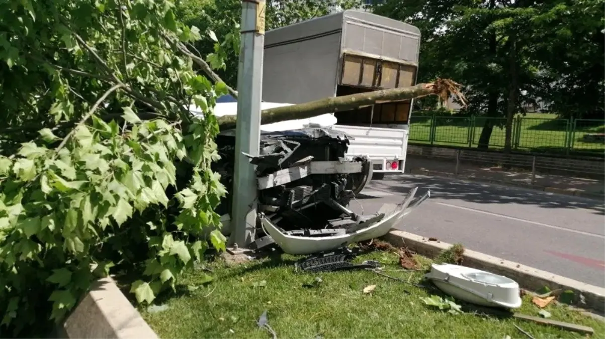 Kartal\'da kontrolden çıkarak direğe çarpan lüks otomobil kamerada