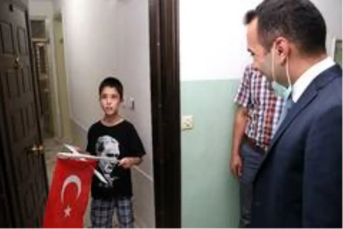 Kaymakam Çelik\'ten minik Umutcan\'a sürpriz