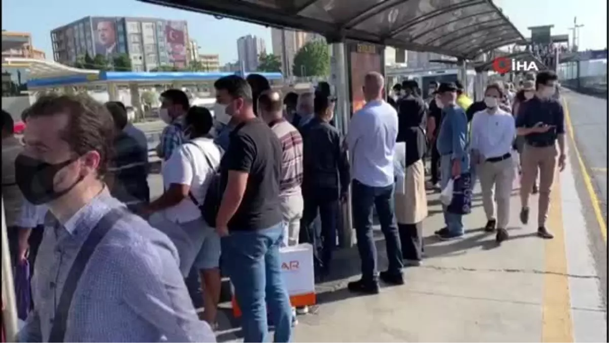 Metrobüslerde ve duraklarda dikkat çeken yoğunluk