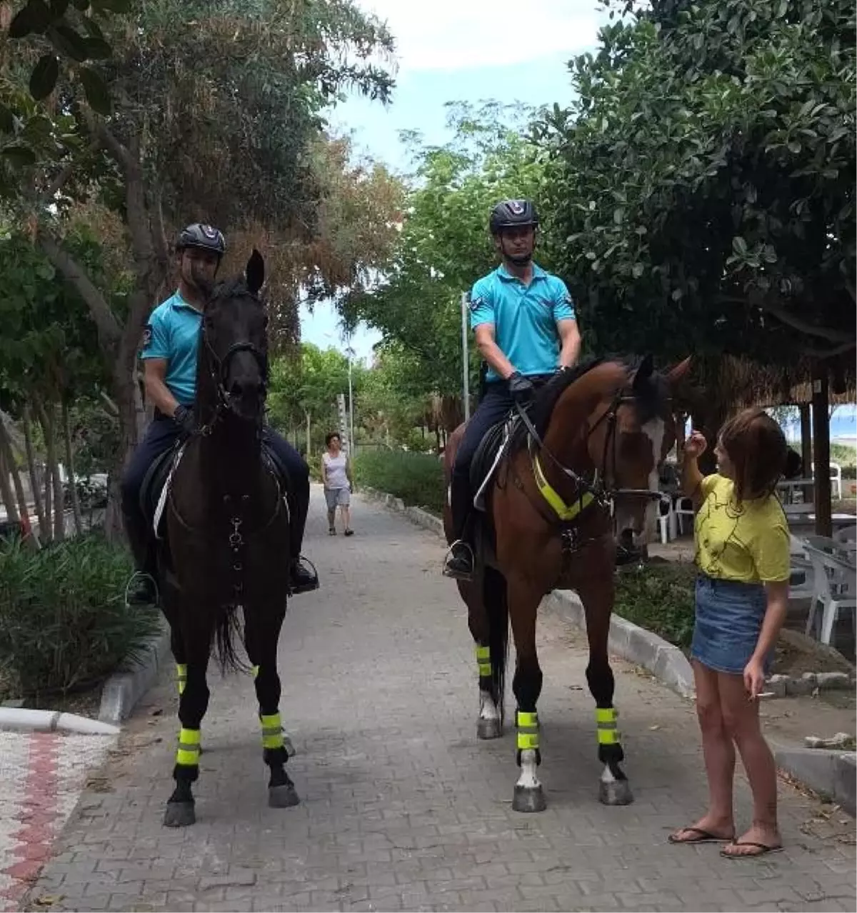 Ortaca sahilinde atlı jandarmalara turist ilgisi