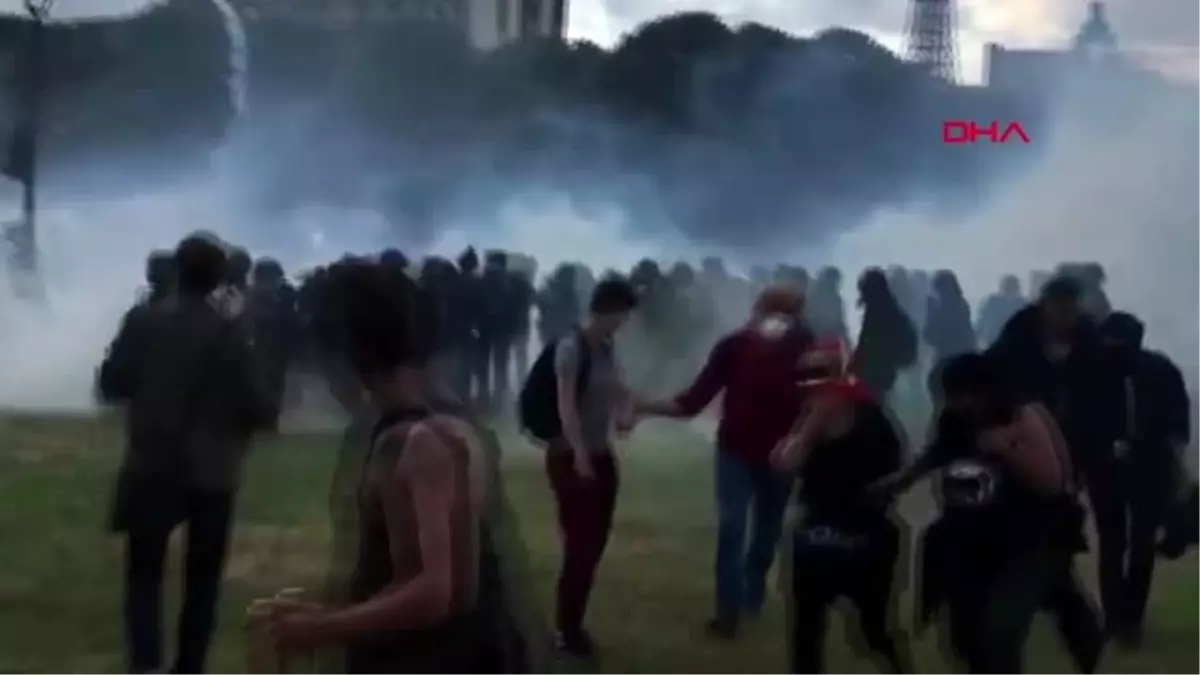 Paris\'te sağlık çalışanlarının protestosunda polisten biber gazıyla müdahale