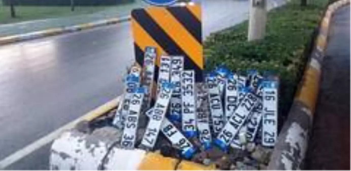 Son dakika haberi: Şiddetli yağış yolları göle çevirince araç plakaları yollara saçıldı